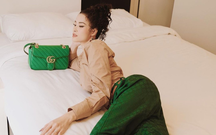 Đông Nhi tạo dáng trên giường, khoe vòng eo siêu đỉnh như chưa hề sinh nở Ảnh 2