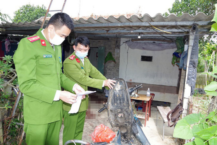 Lực lượng chức năng khám nghiệm hiện trường vụ việc.