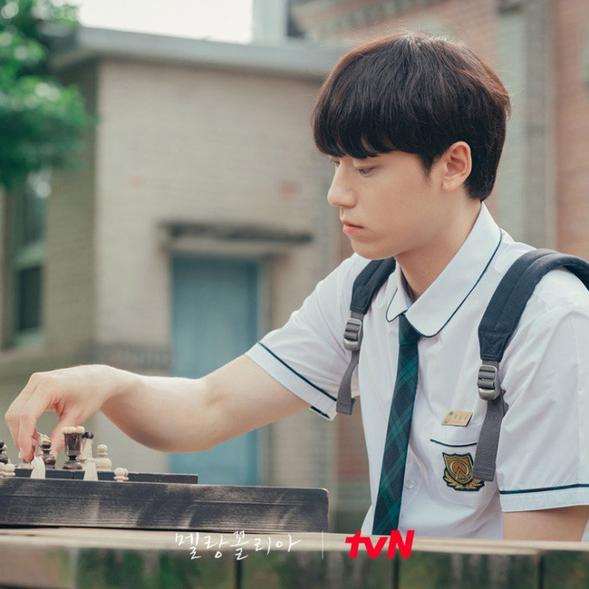 Lee Do-hyun trong hình ảnh Baek Seung Yoo - một học sinh cấp 3 đang chạy trốn quá khứ.