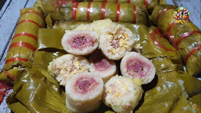 Trông món bánh bánh num ansom này không khác gì món bánh tét thường.