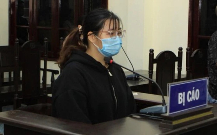 Cháu bé mầm non bị giữ chặt chân tay, nhét khăn vải vào miệng do… khóc Ảnh 2