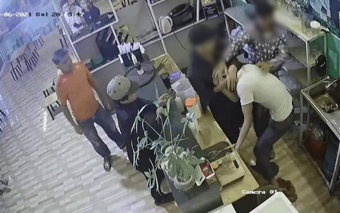 Chủ quán trà đá bị nhóm côn đồ 'hổ báo' đánh chém dã man nghi do không nộp tiền 'bảo kê' Ảnh 2