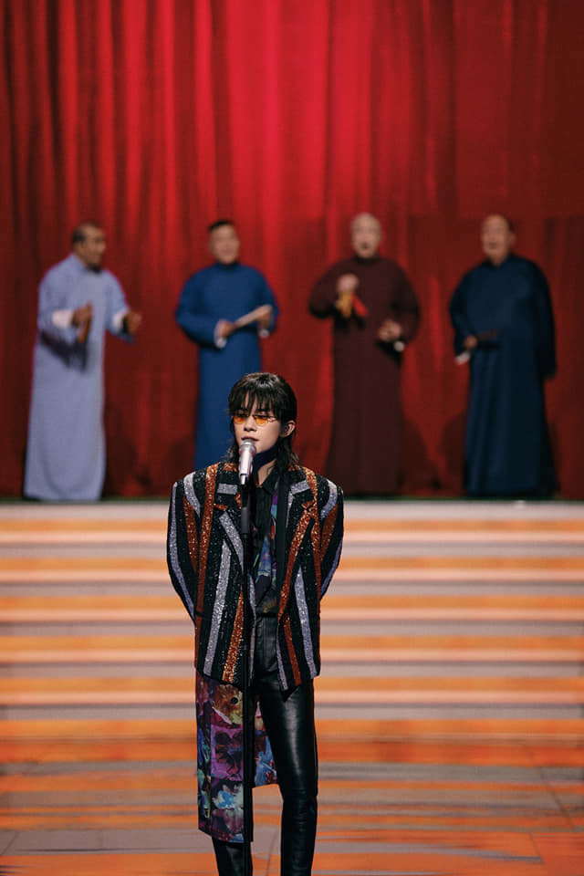 Dịch Dương Thiên Tỉ nhận mưa lời khen của các ca sĩ kì cựu khi làm điều này tại Đêm Cuồng Hoan 11/11 Ảnh 10