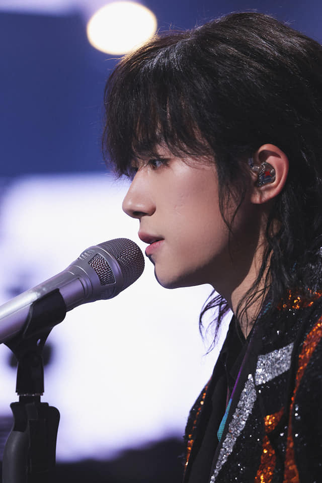 Dịch Dương Thiên Tỉ nhận mưa lời khen của các ca sĩ kì cựu khi làm điều này tại Đêm Cuồng Hoan 11/11 Ảnh 4