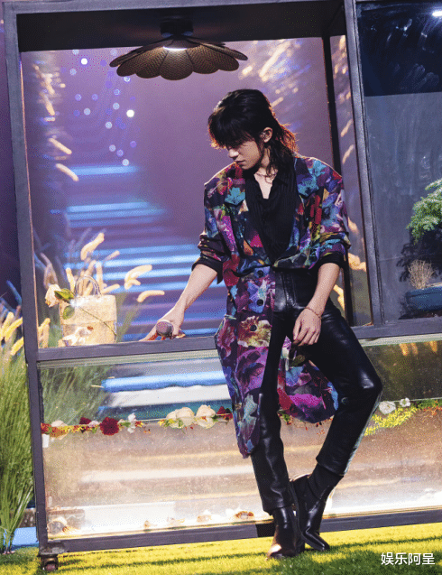 Dịch Dương Thiên Tỉ nhận mưa lời khen của các ca sĩ kì cựu khi làm điều này tại Đêm Cuồng Hoan 11/11 Ảnh 6