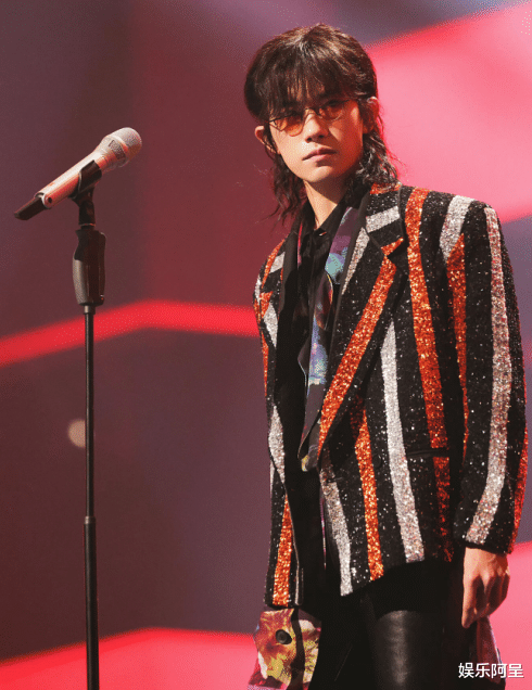 Dịch Dương Thiên Tỉ nhận mưa lời khen của các ca sĩ kì cựu khi làm điều này tại Đêm Cuồng Hoan 11/11 Ảnh 13