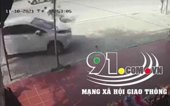'Lạnh gáy' khoảnh khắc ô tô chạy tốc độ cao đâm văng 2 học sinh xuống đường Ảnh 2