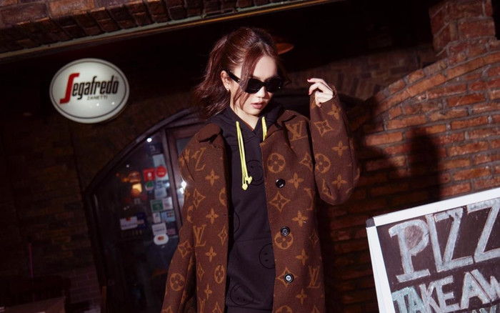 Nghe theo stylist, Ngọc Trinh chịu nóng khoác áo lông giữa trời Sài Gòn Ảnh 2