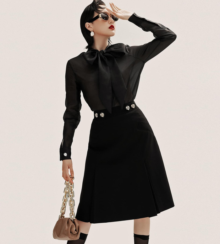 Cặp mắt kính giúp Hải Tú thêm phần sang trọng, thay đổi từ kiểu tóc, make up đến các thiết kế đầm sang trọng giúp Hải Tú nâng tầm nhan sắc