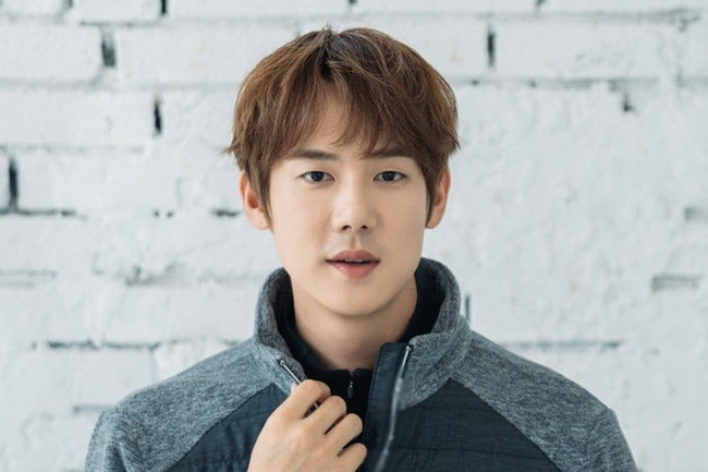 Không những sở hữu vẻ ngoài điển trai, Yoo Yeon Seok còn có cách dẫn MC rất cuốn hút.