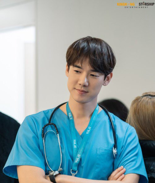 Nhờ hiệu ứng từ Hospital Playlist, Yoo Yeon Seok đang rất được công chúng quan tâm.