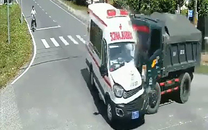 Clip: Xe cứu thương va chạm cực mạnh với xe ben khiến nhiều người bị thương Ảnh 2