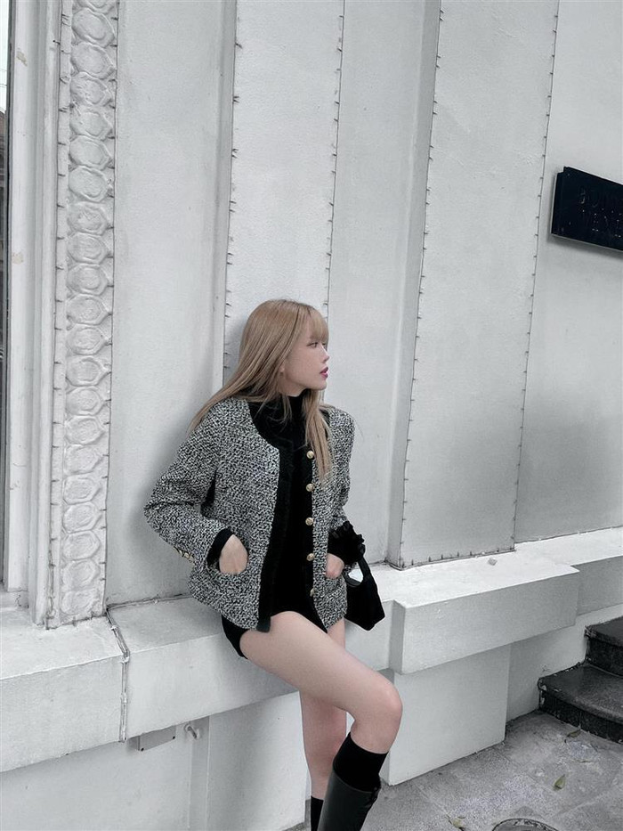 Cô nàng chọn mix áo cổ lọ cùng quần short ngắn, khoác ngoài là jacket chất tweed vô cùng sang chảnh. 