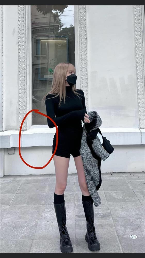 Tuy nhiên, nhiều người nhanh chóng nhận ra, Thiều Bảo Trâm đã chỉnh sửa quá đà, đến mức cong cả phần gạch phía sau. 