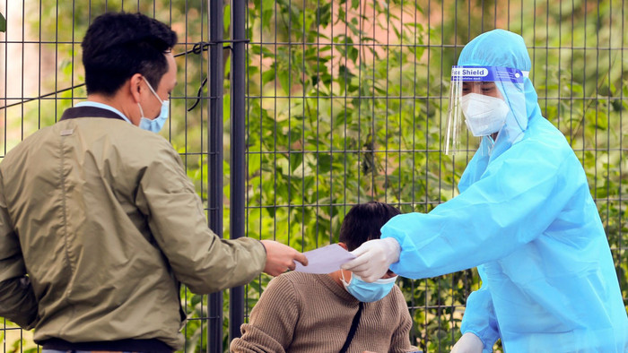 Tại đây, khán giả sẽ xuất trình vé, chứng nhận kết quả xét nghiệm âm tính với Covid-19 trong thời gian 72 giờ trước giờ thi đấu, giấy chứng nhận đã tiêm đủ 2 mũi vắc xin, thực hiện khai báo y tế, đo thân nhiệt dưới 37 độ C rồi sẽ được dán sticker sau khi hoàn thành.