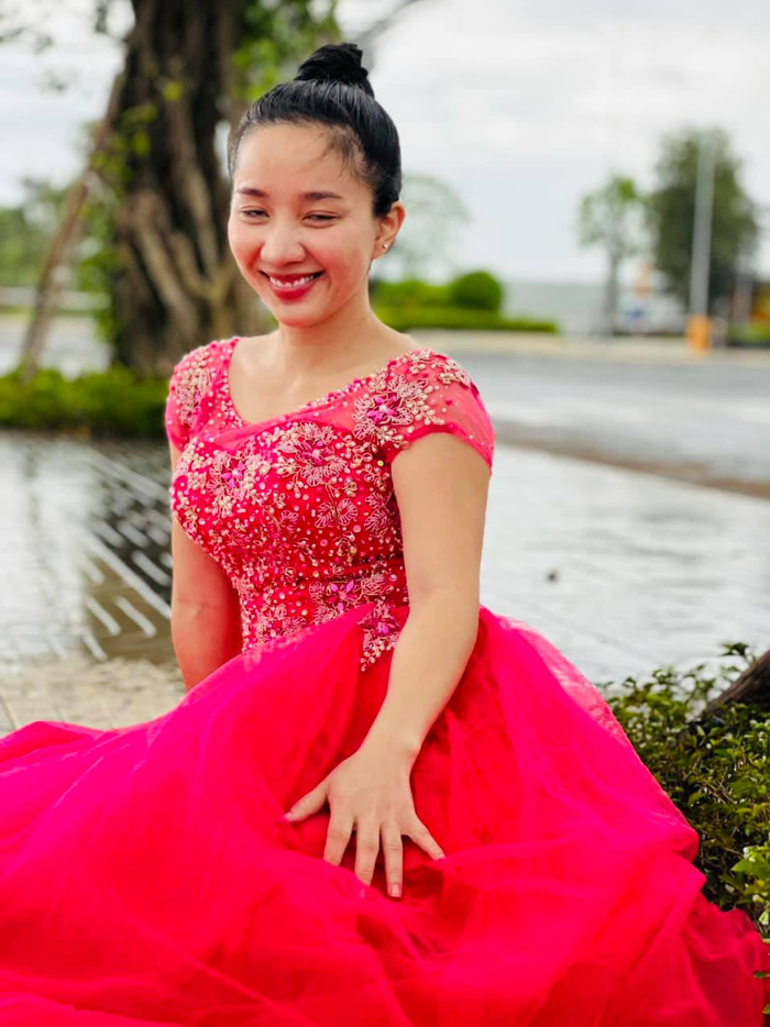 Tấm thì cười không thấy mắt.