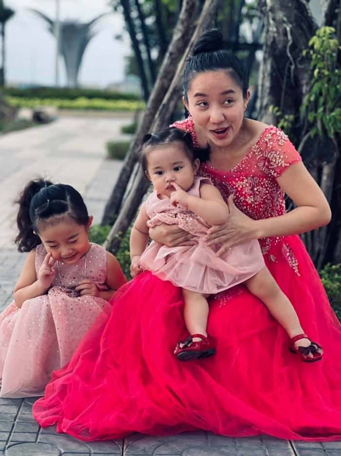 '3 mẹ con thần thái ghê, tấm nay ok nhất nha mấy chị', Lê Dương Bảo Lâm chú thích dưới bình luận.