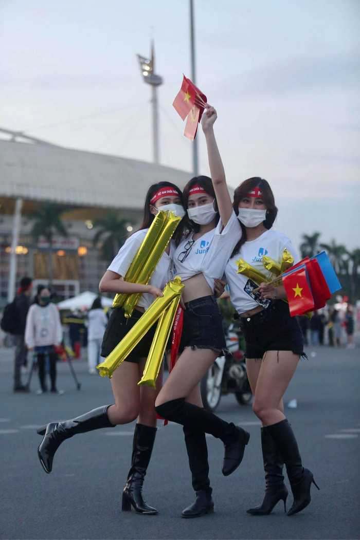 Hot girl Trâm Anh 'tươi như hoa', đến sân Mỹ Đình cổ vũ tuyển Việt Nam Ảnh 5