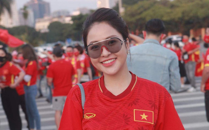 Hot girl Trâm Anh 'tươi như hoa', đến sân Mỹ Đình cổ vũ tuyển Việt Nam Ảnh 2