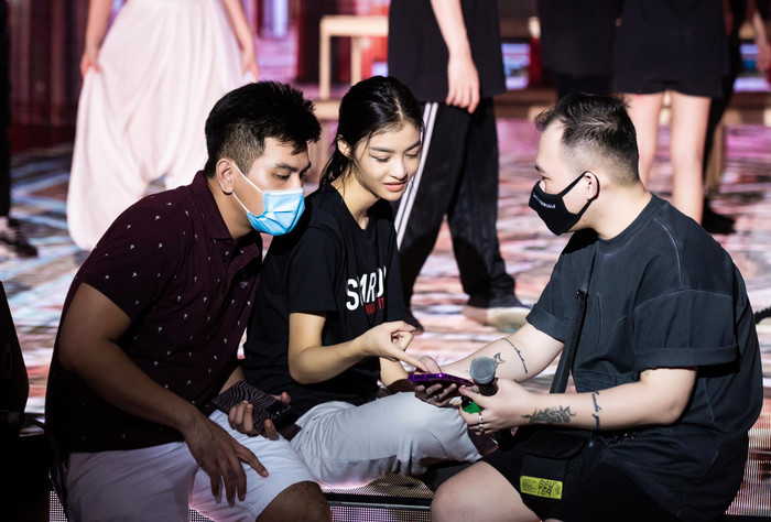 Lona Kiều Loan cùng ê-kíp