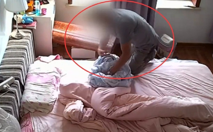 Chuẩn bị ngủ thì thấy ánh sáng xanh trên tủ, cặp vợ chồng toát mồ hôi lạnh khi bật đèn lên kiểm tra Ảnh 2