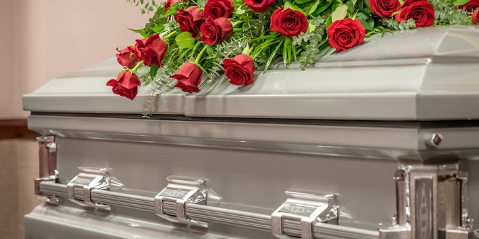 Đang chuẩn bị hạ huyệt, người chết rơi ra khỏi quan tài trước sự bàng hoàng của cả gia đình Ảnh 1