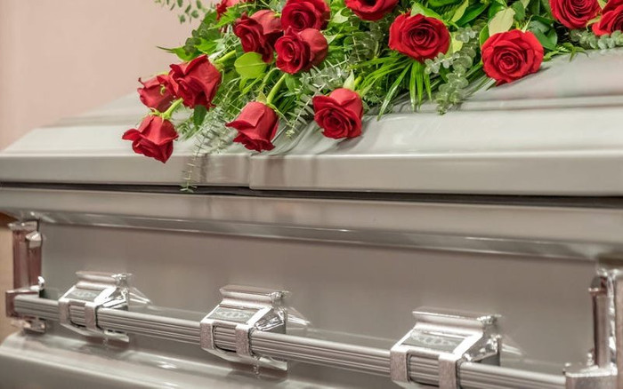 Đang chuẩn bị hạ huyệt, người chết rơi ra khỏi quan tài trước sự bàng hoàng của cả gia đình Ảnh 2