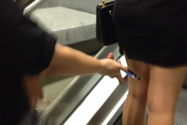 Gã biến thái chuyên quay lén dưới váy đồng nghiệp, gây sốc với thủ đoạn khó ngờ Ảnh 3