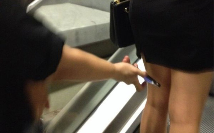 Gã biến thái chuyên quay lén dưới váy đồng nghiệp, gây sốc với thủ đoạn khó ngờ Ảnh 2