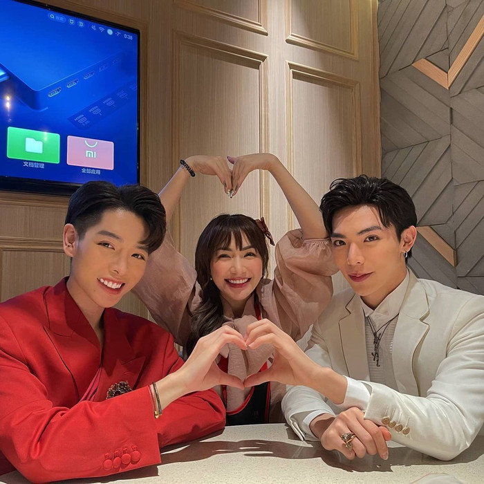 Gia đình Hoa dâm bụt gồm Hòa Minzy, Đức Phúc và Erik.