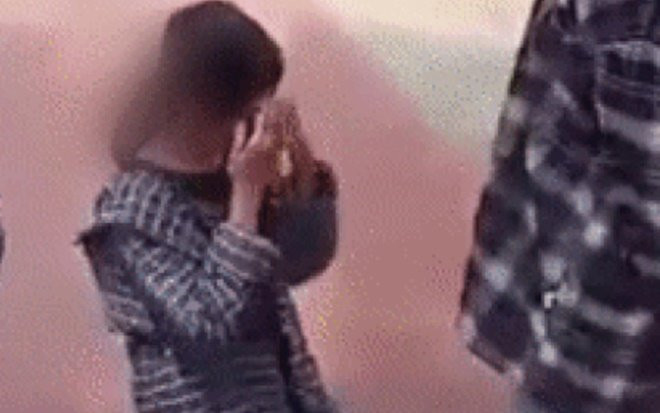 Nữ sinh lớp 7 bị nam thanh niên tát vào mặt, bắt quỳ gối xin lỗi: Hiệu trưởng nhà trường bị kỷ luật Ảnh 2