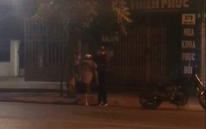 Clip: Đang cãi nhau bên đường, nam thanh niên bất ngờ thẳng tay tát bạn gái, túm cổ áo kéo xềnh xệch Ảnh 2