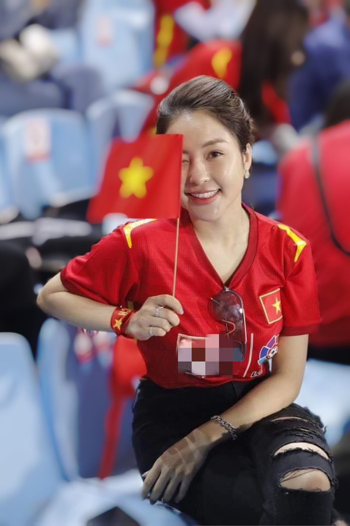 Trâm Anh đang tạo ra sự ồn ào về hành động quảng bá cờ bạc online khi đến sân Mỹ Đình xen tuyển Việt Nam thi đấu. 