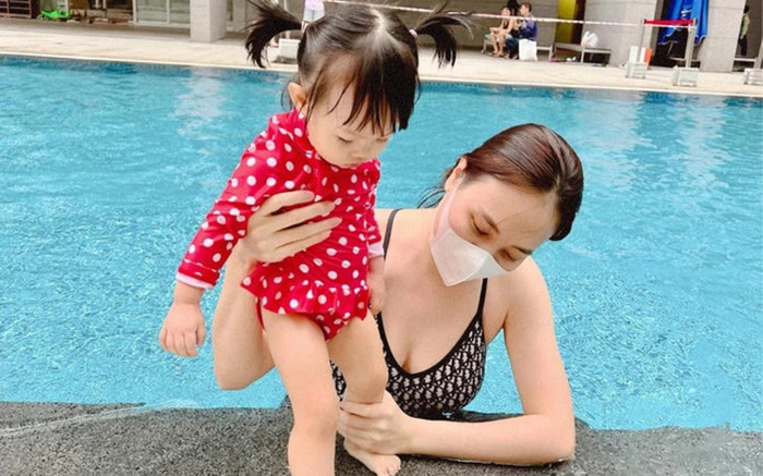 Bà xã Cường Đô La đưa Suchin đi bơi, dân tình chỉ chú ý đến 'điểm vàng quyến rũ' của bà mẹ 1 con Ảnh 2