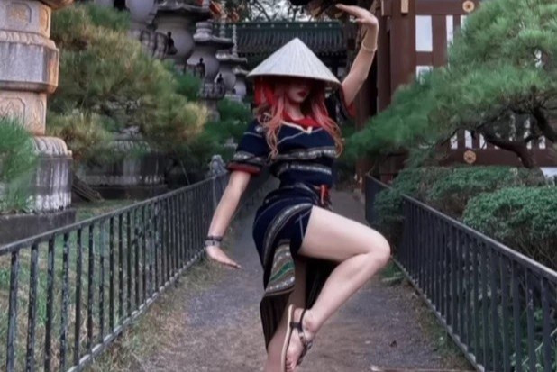 Thích 'khoe' như Lê Bống, hotboy TikTok tự quay clip 'không mặc quần' đi long nhong mua cà phê Ảnh 6