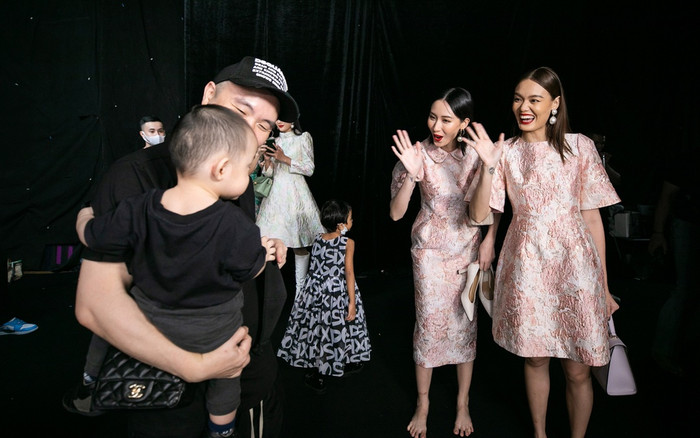 NTK Đỗ Mạnh Cường vừa chăm con, tất bật trong hậu trường buổi diễn trực tuyến Ảnh 2