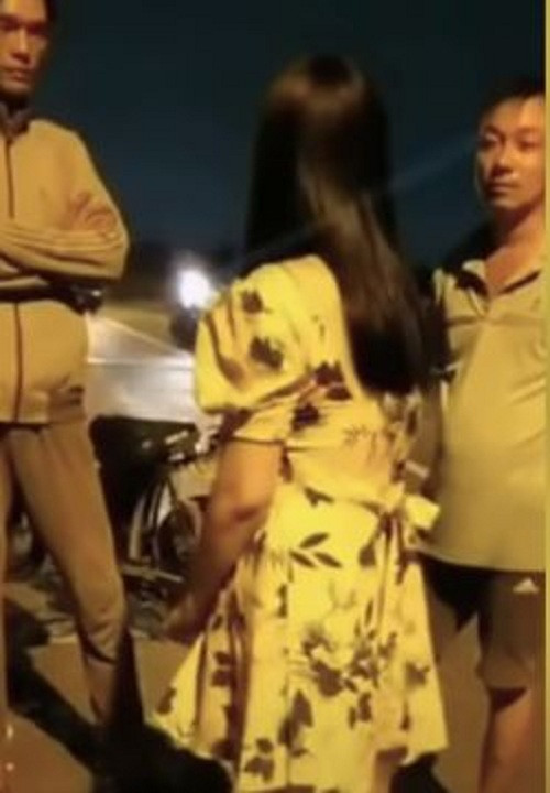 Cô gái bị nhóm người đàn ông đòi xuất trình giấy chứng minh thư nhân dân trước khi nhảy cầu. 