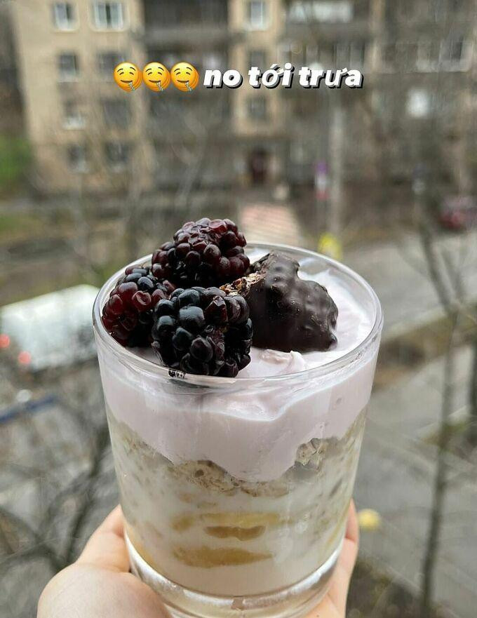 Đôi lúc, người đẹp chọn cho mình những món ăn ít béo như yến mạch, smoothie sữa chua để cân bằng. 