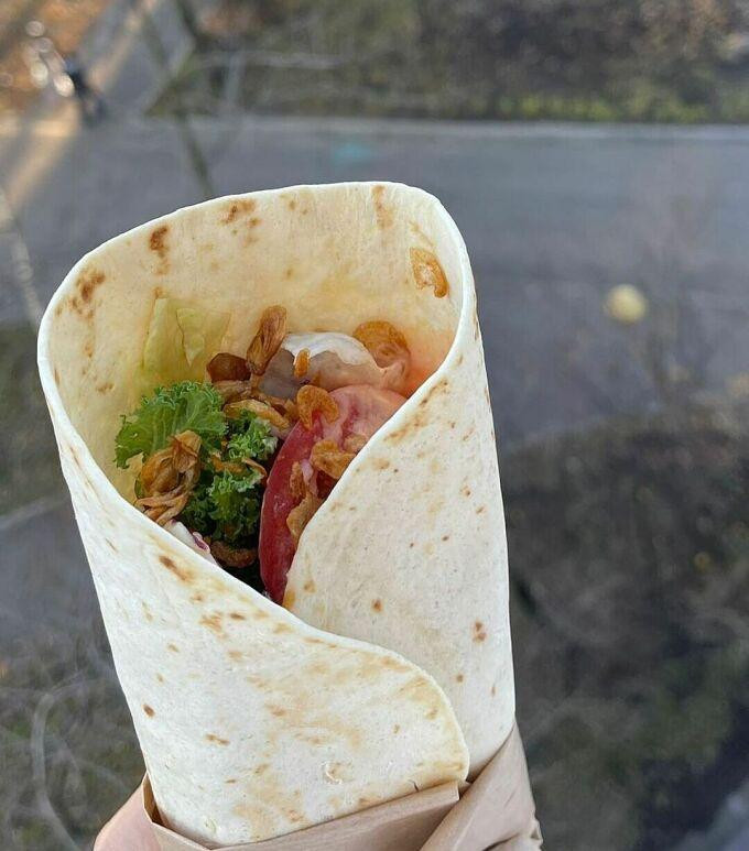 Bánh taco là món ăn thay thế những loại thức ăn nhanh như burger khá ổn do thành phần nhiều rau củ, nếu muốn, bạn có thể chọn thịt ức gà để giảm độ béo bên trong nhân. 