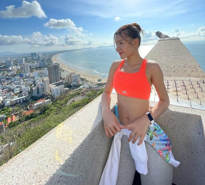 Sở hữu số đo nóng bỏng, nhưng Yến Xuân không hề ngần ngại thử nghiệm những món ăn giàu calo nơi xứ bạn. 