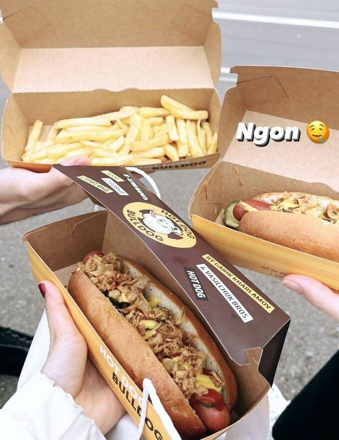 Bữa sáng của cô nàng là hotdog - một món ăn dễ gây béo, khá đặc trưng. 