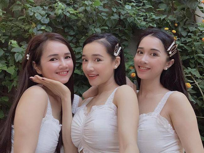 Không chỉ có gương mặt khá giống nhau, chị em nhà Nhã Phương còn mang sở thích diện đồ nhóm. 