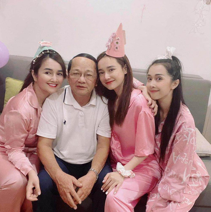Rất nhiều lần, hội chị em nổi tiếng chọn xuất hiện cùng nhau với những trang phục đồng điệu. 