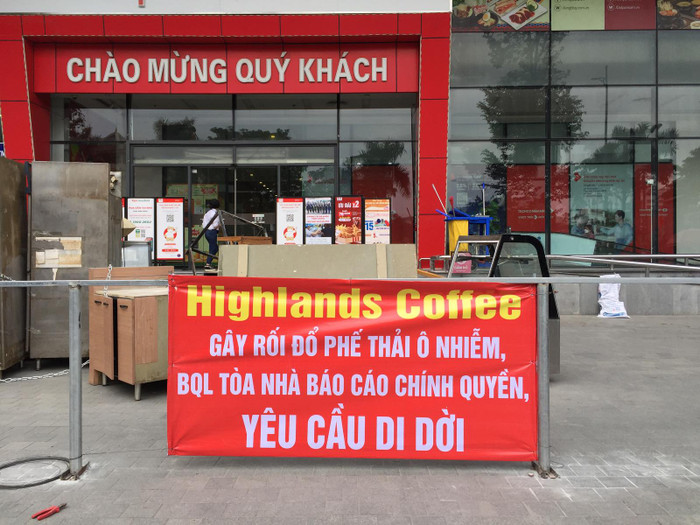 Highlands Coffee bị tố gây rối, đổ phế thải ô nhiễm.
