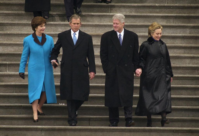 Tổng thống George W. Bush và Laura Bush cùng mặc đồ màu xanh lam đến lễ nhậm chức vào tháng 1 năm 2001.