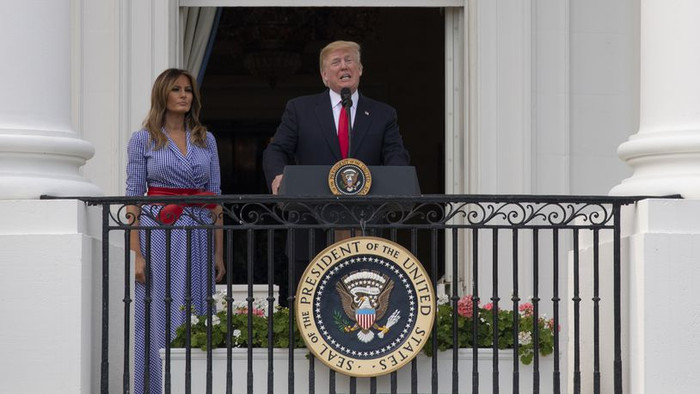 Ông Trump và bà Melania tổ chức một buổi dã ngoại cho các gia đình quân nhân tại Bãi cỏ phía Nam của Nhà Trắng.