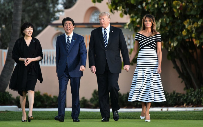 Những lần tổng thống Mỹ và phu nhân khéo léo mặc đồ đôi 'tình bể bình' Ảnh 2