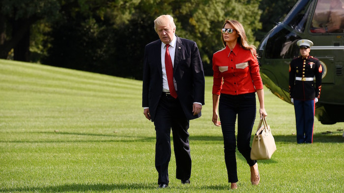 Bà Melania mặc một chiếc áo sơ mi màu đỏ giống màu cà vạt của tổng thống Trump vào tháng 9 năm 2017.