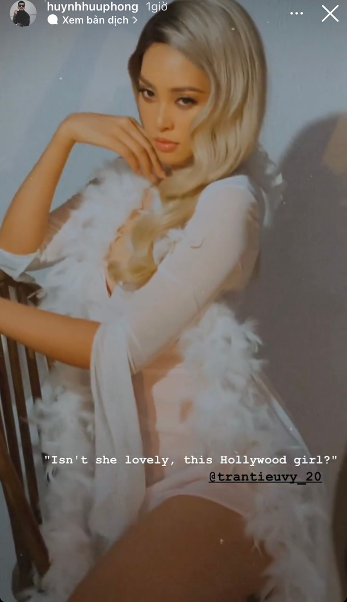 Tiểu Vy diện chiếc váy trắng mỏng tanh, đôi tóc giả màu bạch kim và make up giống Britney Spears.