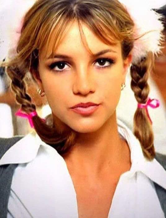 Đây là bản gốc Britney Spears khi thực hiện MV 'Baby one more time'.